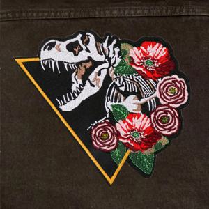 1PC 꽃 자수 패치가 있는 공룡 해골 자연 배지 DIY 선물 의류 캡 재킷 트럭커 모자용 다리미 패치