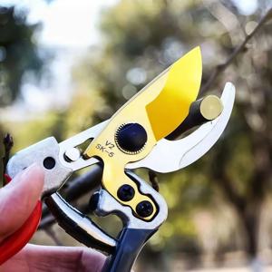 원예용 가위는 가지, 과일나무, 꽃 및 모든 종류의 식물을 다듬습니다. 날카로움과 손쉬운 절단을 위한 합금 블레이드