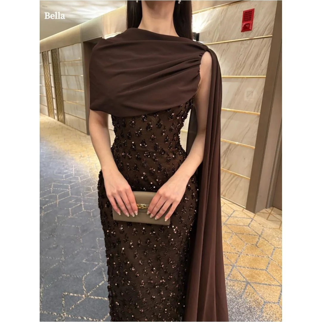 벨라 맞춤형 초콜릿 브라운 원숄더 프롬 드레스 스팽글 비즈 장식 드레이프 케이프 로브 드 소와레 럭셔리 파티 드레스 2025