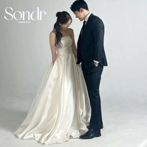 2025년형 심플 A라인 한국 웨딩드레스 사진 촬영용 스트랩리스 부드러운 새틴 플리츠 스윕 트레인 브라이덜 가운 코르셋 백