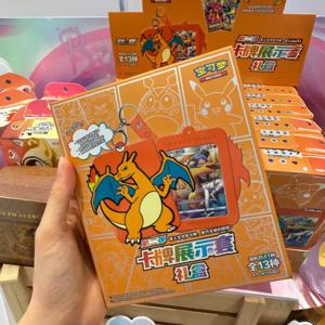 재고 있음 정품 중국 포켓몬 PTCG 카드 보호 디스플레이 세트 선물 상자 블라인드 박스 랜덤 13가지 스타일 수집용 장난감 선물