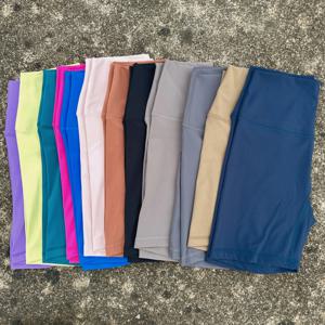 솔리드 컬러 사이클링 여성 스포츠 요가 짧은 레깅스 압축 지원 Sweat-Wickin 종합 훈련 조깅 내부 포켓