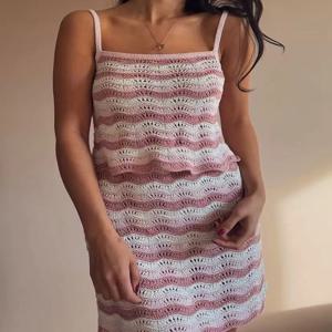 핑크색과 흰색의 대비되는 웨이브 니트 캐미솔 스커트, 작은 사람들은 눈을 감고