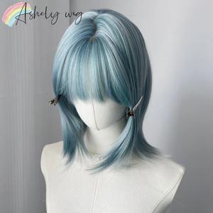 미스티 블루 가발은 멀렛 헤어스타일을 특징으로 합니다. 울프 테일 헤어스타일 스트레이트 뱅스 쇄골 헤어 가발 자연스러운 회색빛이 도는 파란색