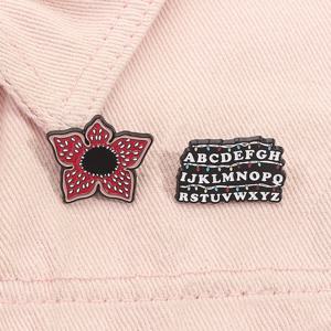 공상 과학 공포 미국 TV 시리즈 에나멜 핀 레드 캐니벌 꽃 크리스마스 조명 머그잔 브로치 옷깃 배지 쥬얼리 선물