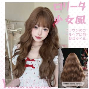 24인치 귀여운 스타일 골든 체스트넛 브라운 합성 가발(뱅 포함) 중간 길이의 자연스러운 웨이브 헤어 여성용 일상용 내열성