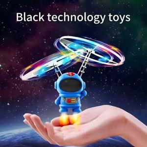 비행 로봇 우주 비행사 장난감 항공기 하이테크 손으로 제어되는 드론 대화 형 듀얼 날개 조명 어린이를위한 야외 선물