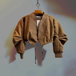 유니크한 짧은 퀼팅 재킷 여성용 V넥 디자인 겨울 코트 레트로 스타일 박쥐날개 소매 인조 퍼 안감 벨트 아우터웨어