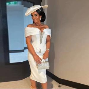 아이보리 새틴 칵테일 드레스 무릎 길이 머메이드 칵테일 가운 오프 숄더 파티 가운 슬릿 비딩 프롬 드레스