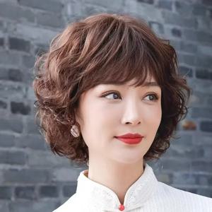 자연스러운 색상/다크 브라운 곱슬 아시아 가발 앞머리가 있는 중년 및 노인 여성을 위한 인간의 머리카락 현실적이고 편안한 가발