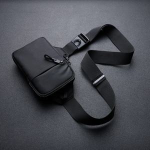 스타일리시한 남성용 미니 크로스백, 나일론 소재로 제작되었으며, 벌집 패턴의 뒷면 패널이 특징으로 모바일 기기를 수납할 수 있도록 설계되었습니다.