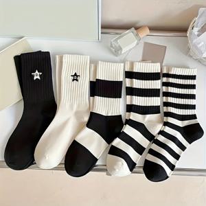 5 쌍의 여성용 흑백 줄무늬 양말 세트 미니멀리스트 스타일 수 놓은 오각형 여성용 스포츠 양말면 양말