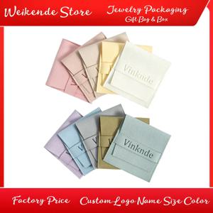 100pcs 사용자 정의 로고 이름 크기 마이크로 화이버 선물 가방 8X8cm 보석 주최자 귀걸이 파우치 결혼식 호의 사탕 가방 소규모 비즈니스