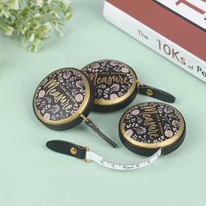1pc 1.5m 복고풍 스타일 휴대용 접이식 PU 가죽 미니 줄자 - 정확한 센티미터 및 인치 스케일, 향수 디자인, C