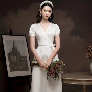 우아한 화이트 새틴 이브닝 드레스 여성용 고급 프린세스 스타일 웨딩드레스 연말 파티 및 특별한 날을 위한