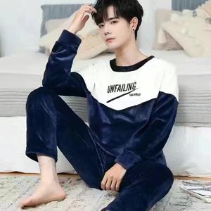 2024 남자를위한 새로운 산호 양털 잠옷 두꺼운 라운드 넥 긴 소매 남자 2 조각 복장 세트 남자를위한 패션 인쇄 세트