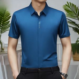 여름 남성용 다림질 필요 없는 아이스 실크 셔츠 캐주얼 얇은 스타일 아빠 옷 시원한 신축성 있는 단색 비즈니스 캐주얼 상의 반팔