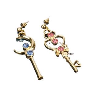 여성을위한 애니메이션 문 매직 귀걸이 블루 레드 크리스탈 매달려 귀걸이 파티 쥬얼리 선물