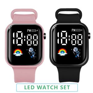 2pcs LED 어린이 시계 스포츠 디지털 시계 무지개와 우주인 실리콘 스트랩 어린이를위한 전자 손목 시계 소년 소녀