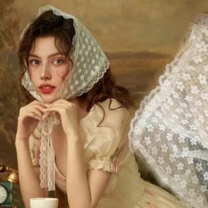 레이스 꽃무늬 우아한 분위기의 여성스러운 레이스 화이트 스윗 삼각 스카프 얇고 통기성 좋은 리본 예술적인 스타일 여행 사진