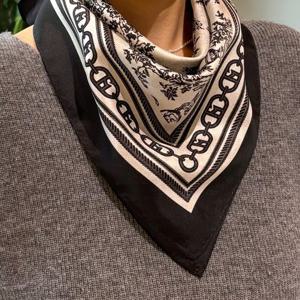 [헤지스ACC] [뜨왈드주이]블랙 사각 실크스카프 HISC5E300BK