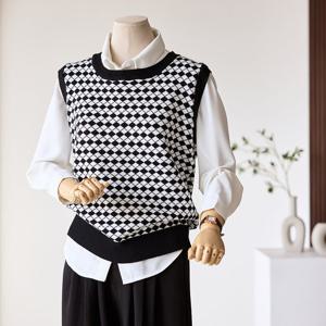 [커스텀에이블] 기하학 패턴 니트조끼_T2502KV601A