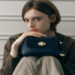 [질스튜어트] 네이비 스웨이드콤비 오브장식 크로스백 JABA5F122N2