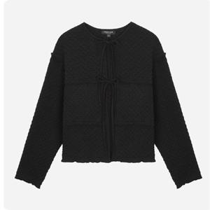 [써스데이아일랜드](T256MBL135W)엠보 오픈형 블라우스