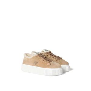 미우미우 로고 자수 스웨이드 스니커즈 5E389EFZF05Z0G