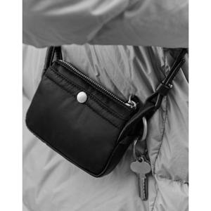 [헤지스]HJBA6E903BK_남녀공용 블랙 단색 나일론 초미니 크로스백