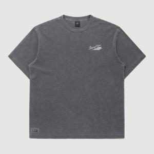 엄브로반팔티 NQK UQ121CRS11-DCH 웨이파인더 가먼트다잉 레터링 반팔 티셔츠 DARK CHARCOAL