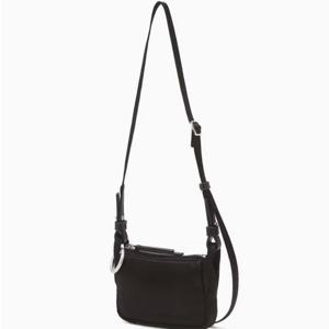 [헤지스ACC] 블랙 단색 나일론 미니크로스백 HJBA6F903BK