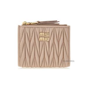 [미우미우] SS25 여성 마테라쎄 반지갑 5ML024 AFPP F0236