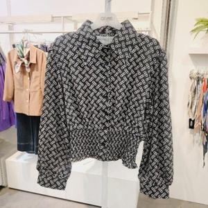 오프리미츠 H 크롭하리밴딩블라우스 B25BL2903