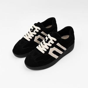 [신난다슈] 여성 스니커즈 4cm 여자 키높이 운동화 기모 뽀글이 퍼 스웨이드 MRO257247 블랙