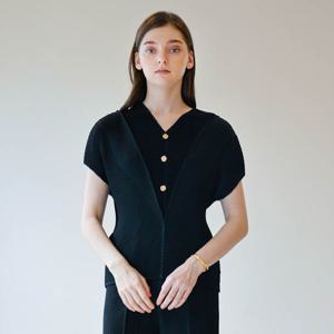 [요이츠] 와플 플리츠 버튼 브이넥 블라우스 블랙_YK05WRPBL02