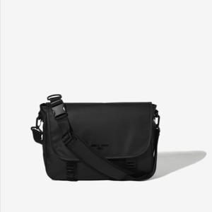 휠라 FAZELON 메신저백 (FS3BCF5327X_BLK)