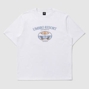 M 엄브로반팔티 CQK UQ223CRS51-WHT 비치클럽 아치 레터링 그래픽 반팔 티셔츠 / WHITE