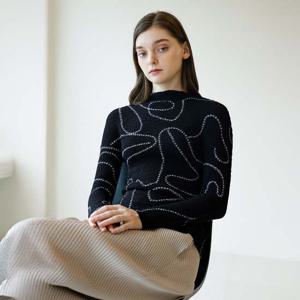 [요이츠](택가 198000원)[요이츠] 아트 프린트 슬림핏 플리츠 블라우스 블랙_YK03WRPBL06