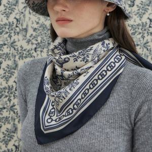 [헤지스] [뜨왈드주이] 네이비 사각 실크 스카프 [ HISC5F301N2]