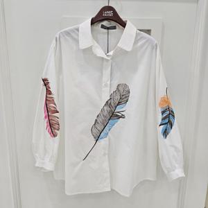 [르니앤맥코이]르니앤맥코이 깃털 자수 볼륨소매 셔츠 MM03BL074