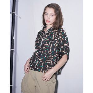 [올리비아로렌]열쇠 프린트 블라우스_VVCNS5M4381