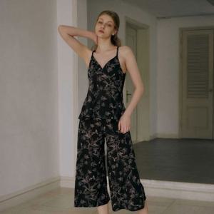 비너스  라인드로잉 플라워 패턴 하프슬립(OHS5955C)