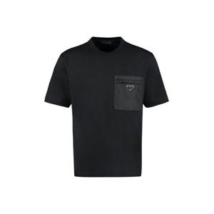 26 SS 프라다 로고 패치 포켓 티셔츠 블랙 UJN661S22111CK