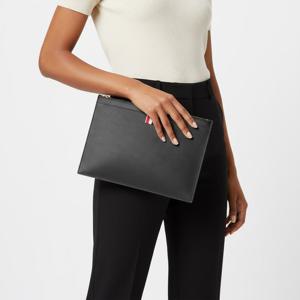 톰브라운 페블 로고 삼선탭 클러치 MAC019L 00198 001