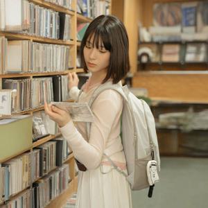 [데상트공식] [시오리 착용] 경량 백팩 (15L) SR123UBP15