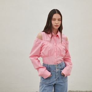 [에고이스트] EGEQ3WB862 어깨 트임 셔링 볼륨 오프숄더 투웨이 블라우스 (24년 가을) EEEQ3WB8