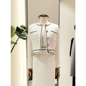 [모조에스핀] 라인 배색 트위드 크롭 아이보리 자켓 (J252MSF931) J252MSF931
