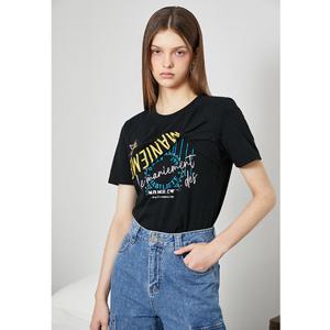 [에고이스트] EGEQ3CH860 프린팅 포인트 꼬임 반소매 티셔츠 (24년 가을) EGEQ3CH8