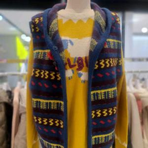 [베네통] 베네통 그래픽 자가드 토글버튼 후드 니트베스트BAKV55461 BAKV55461